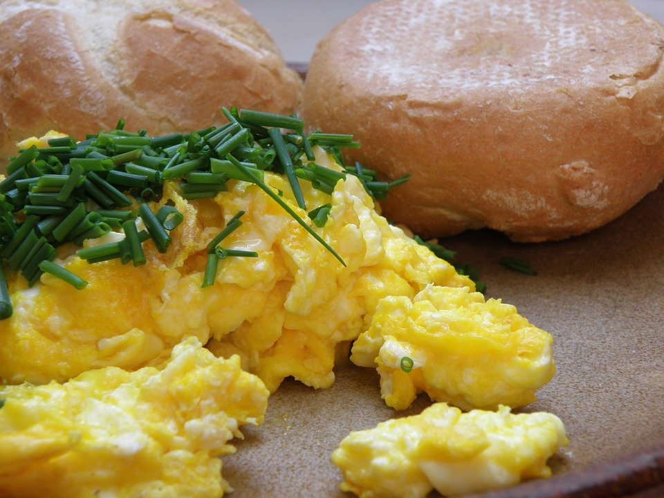 scrambled eggs with bread