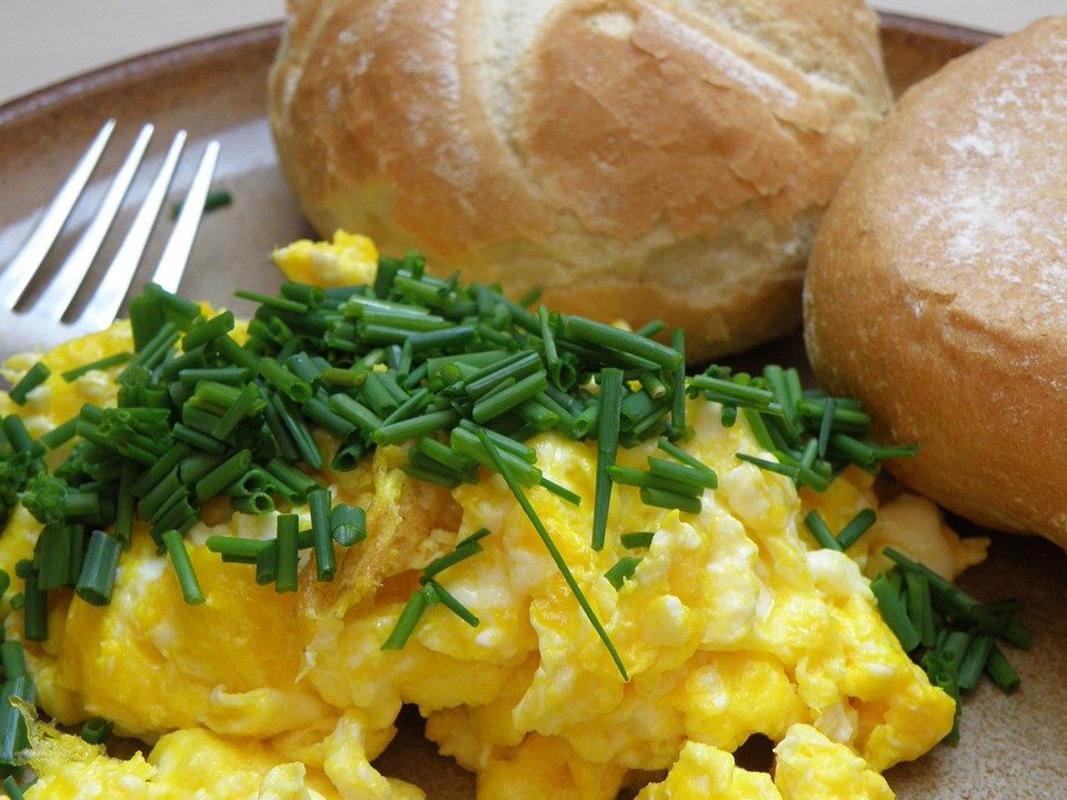 scrambled eggs with bread