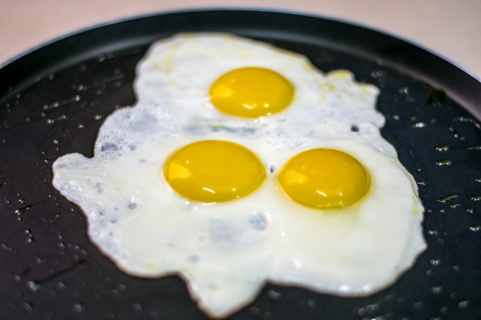 cooking eggs sunny side up