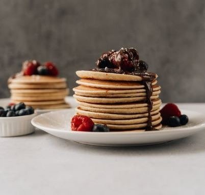 stacked-pancake-on-a-ceramic-plate