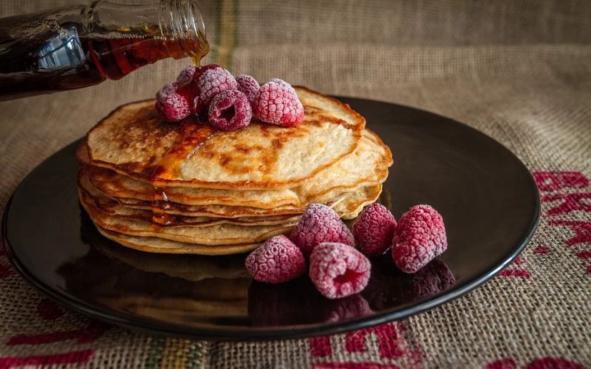 Pancakes with maple syrup and raspberries